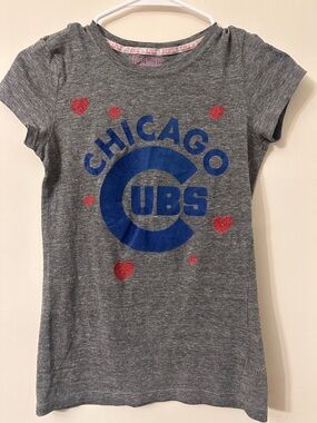 PINK Victoria's Secret Gray Chicago Cubs Graphic Tee with Red Hearts